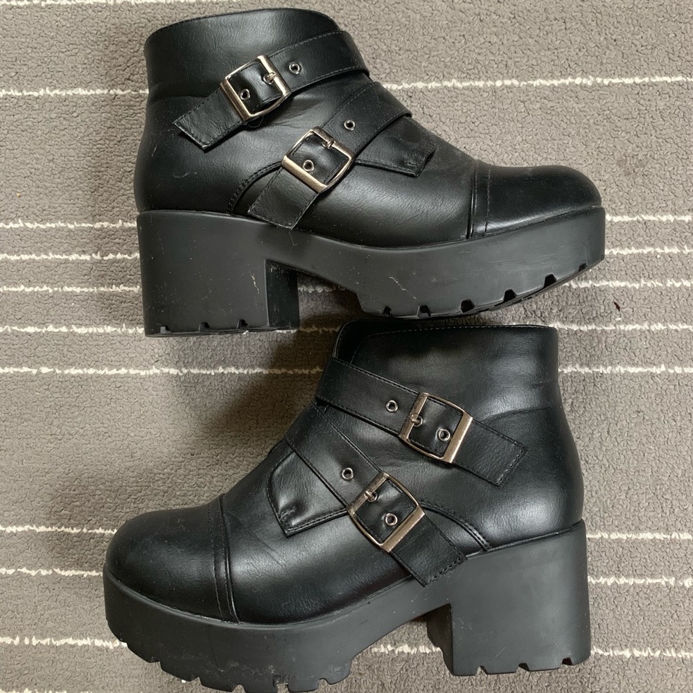 FUNKY PLATFORM EDGY 2000’S BOOTIES W BUCKLE SZW 9